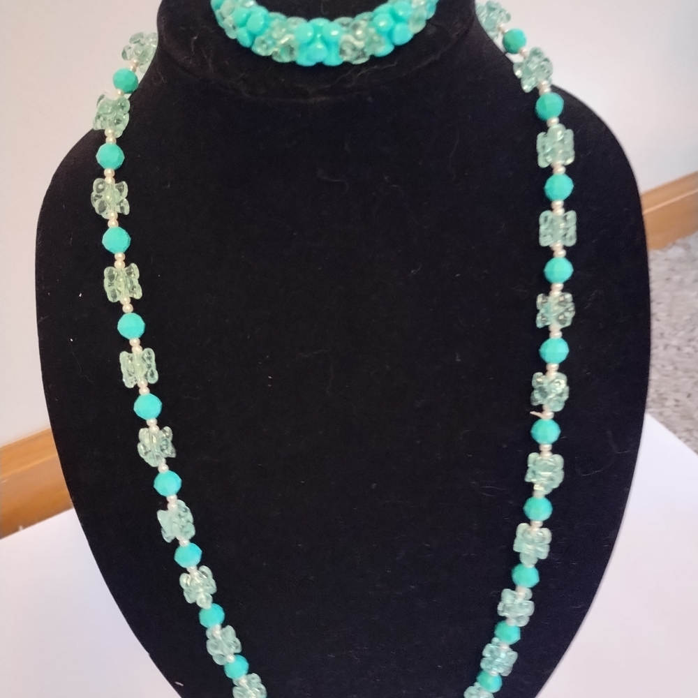 Elegant Turquoise Beaded Necklace and Bracelet Set